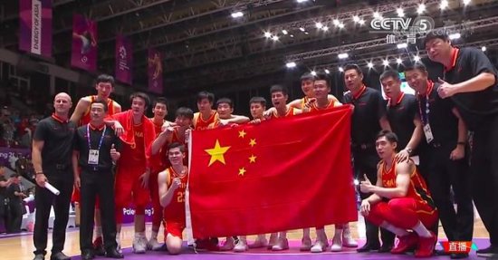 <em>中国男篮亚运会夺冠</em>：都闪开，我要吹中国队了