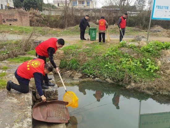 湖南省邵阳双清区开展河湖垃圾清理助力人居环境持续向好
