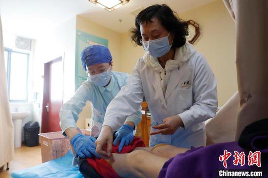 （新春走基层）上海：满足市民就医需求 社区卫生服务中心春节...