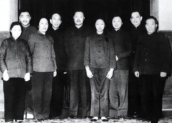 1937年，贺龙领头，红二方面军领导拍全家福，他们都是谁？