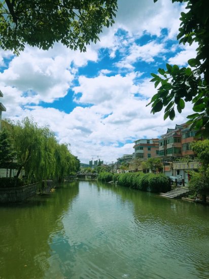 <em>杭州</em>上空现壮观蓝天白云天气，美得像高清精美壁纸！