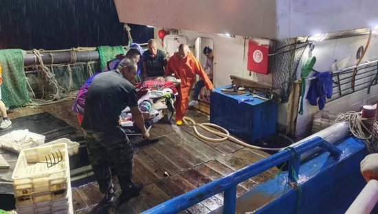<em>风雨交加</em>海况恶劣 渔政紧急救援受伤渔民