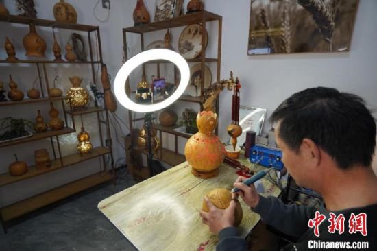江西德安“葫芦艺人”直播创作 传统工艺品搭上电商顺风车