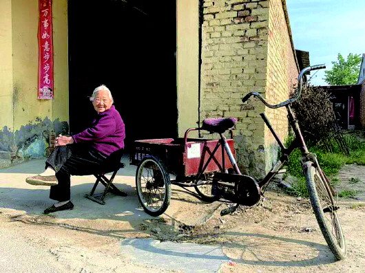 骑车带孙子遛弯92岁奶奶成网红 温暖一幕感动网友:这是最幸福的...