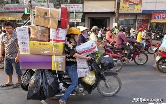 越南街头一奇特现象，商贩摊位摆放成捆的人民币，为啥没人去抢...