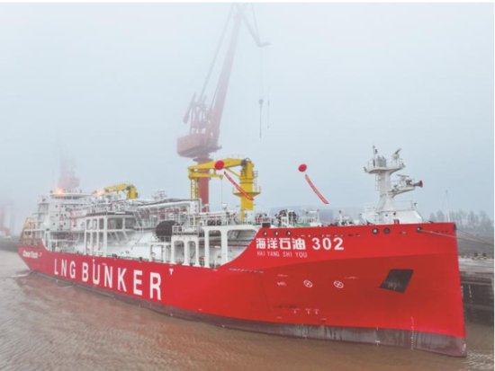 12000立方米LNG运输加注船 在启东完工交付