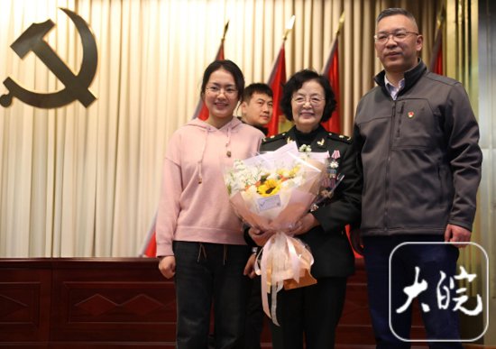 雷锋生前辅导过的学生孙桂琴来到芜湖 向志愿者讲述雷锋的故事
