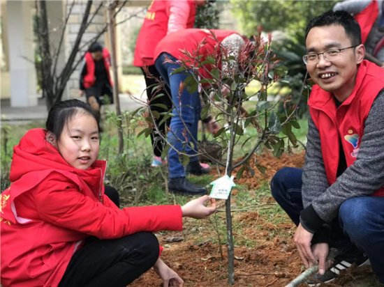 杨浦社区开展亲子植树活动
