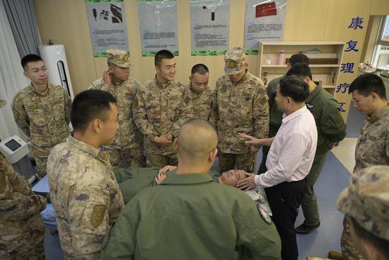 东部战区陆军：中医专家巡诊，守护“蓝天勇士”健康