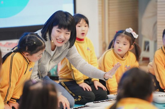 刘诗昆钢琴艺术学校捐赠100台音乐素养启蒙<em>电子琴</em> 助力幼儿园...