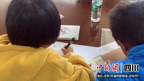 四川省女子监狱民警走访福利院 促成一场特别的“团圆”