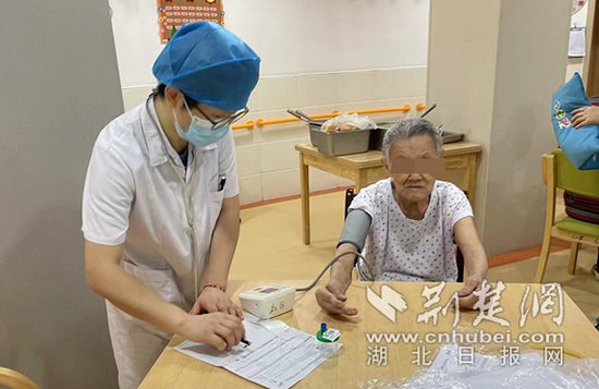 “老年友善医院健康公益活动”为122位老人开展<em>体检</em>服务