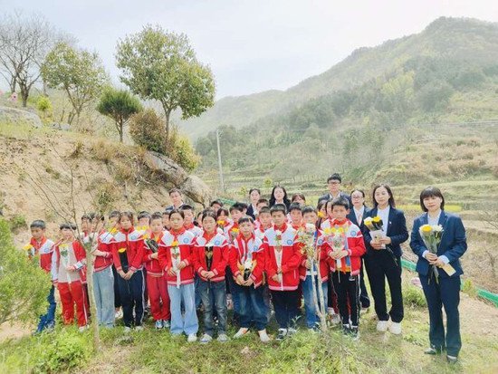 湖北省首所希望小学举行“清明祭英烈”活动