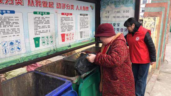 里辛街道南赵社区开展垃圾分类桶边督导志愿服务