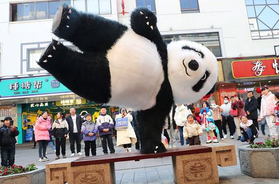 苏州：“功夫熊猫”亮相观前街