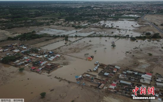 <em>热带气旋</em>袭击引发强降雨 秘鲁北部洪水泛滥大量房屋被淹