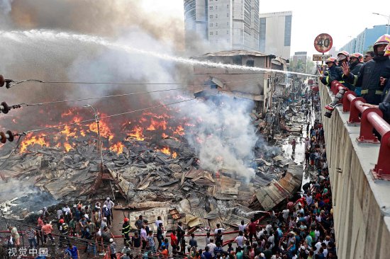 孟加拉国首都知名<em>服装市场</em>发生大火：数人受伤，暂无死亡报告