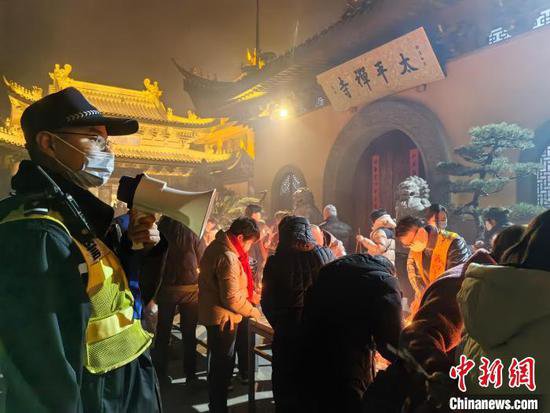 龙年新春至 上海迎来游园、祈福大客流
