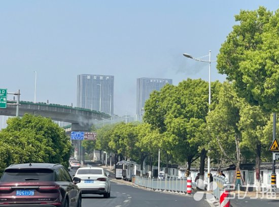 会“喷雾”的路灯亮相古城 能有效降低PM2.5浓度